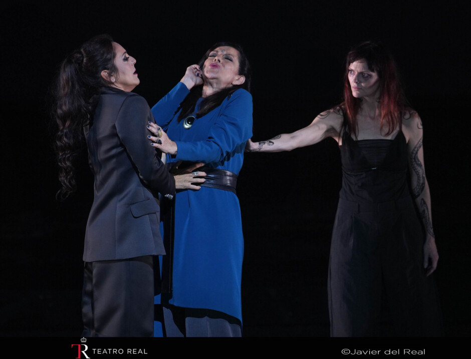 Maria Agresta (Medea), Nancy Fabiola Herrera (Neris) y Verónica Moreno (actriz) en Medea en el Teatro Real