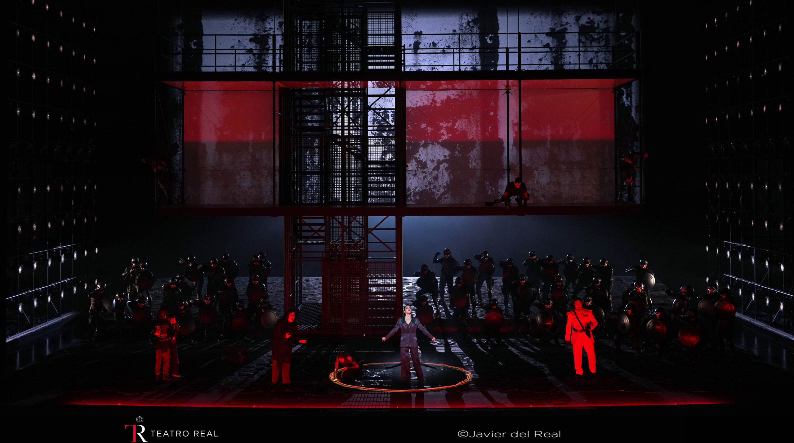 ‘Medea’, el Teatro Real baja (en ascensor) a los infiernos bajo el cielo de Jaume Plensa