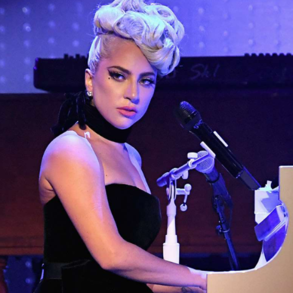 Lady Gaga demuestra su apoyo a la comunidad trans mientras canta 'Born This Way' en Las Vegas