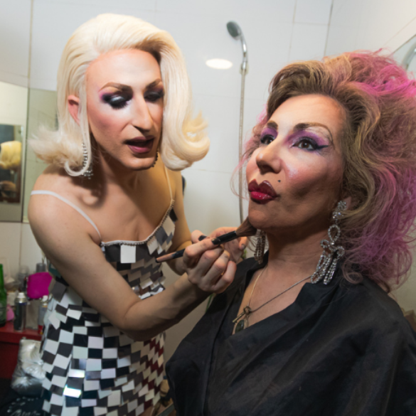 Tres madres se van De Picos Pardos y terminan convertidas en drag queens en Valencia