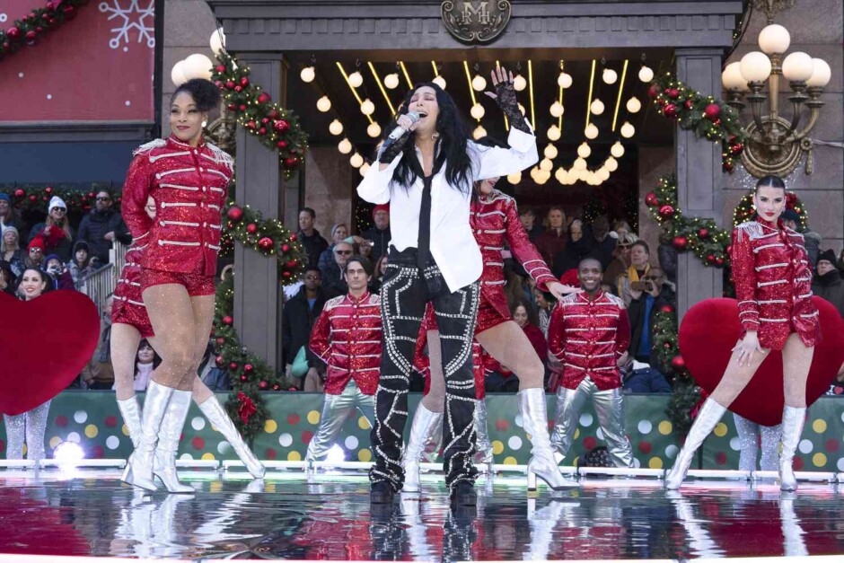 Cher convierte el desfile del Día de Acción de Gracias en una fiesta disco