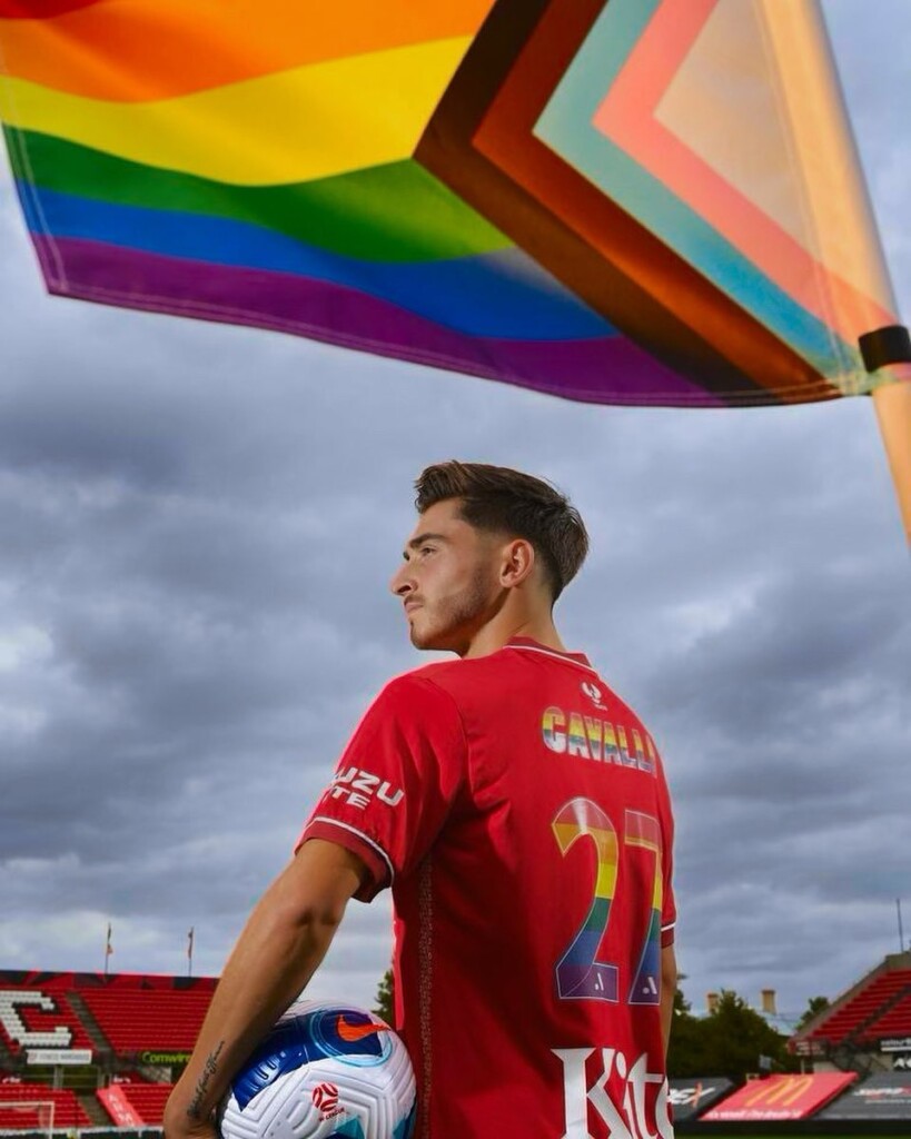 El futbolista Josh Cavallo exige castigo penal por amenazas homófobas