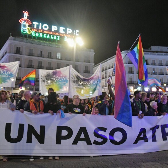 Ni un paso atrás: el colectivo LGTBIQ+ toma la Puerta del Sol para defender sus derechos