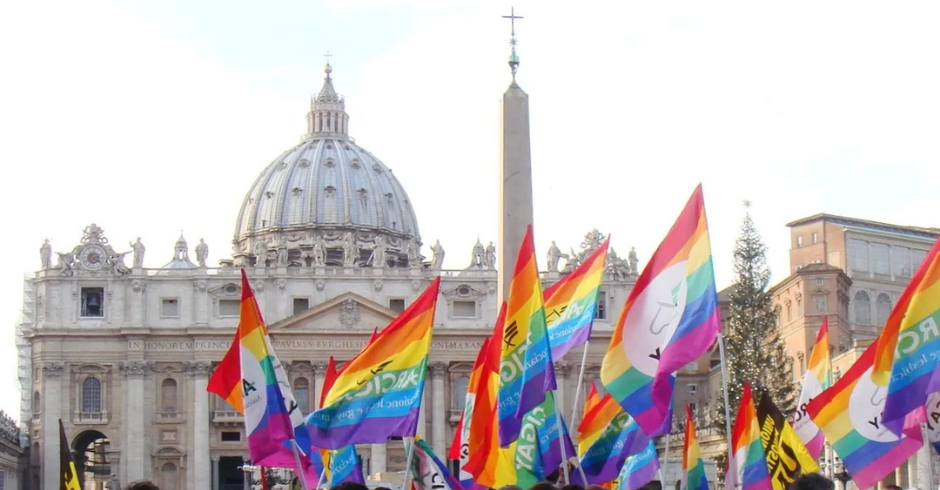 El Vaticano junto a varias banderas del colectivo LGTBIQ+.