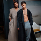 Álex e Iván con looks de <a href="https://mansconceptmenswear.com/" target="_blank" rel="noopener">MANS</a>