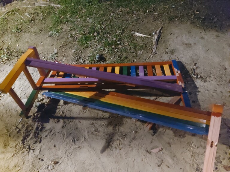 Rompen un banco pintado con los colores de la bandera LGTBIQ+ en Murcia