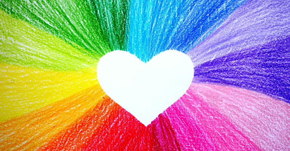 Corazón en arcoíris pintado a cera