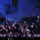 Ángel Ruiz con coro y bailarines en 'La Rosa del azafrán'. Foto: Javier del Real.