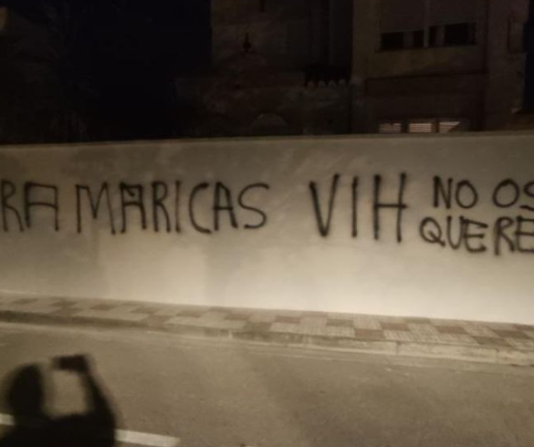 Denuncian una pintada homófoba en la vivienda de una familia LGTBIQ+ en Granada