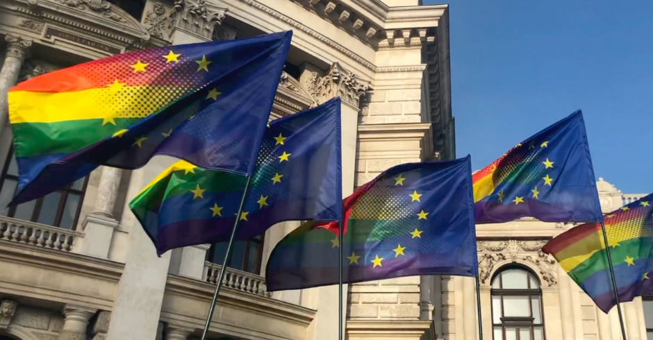 La bandera de la Unión Europea junto a la LGTBIQ+
