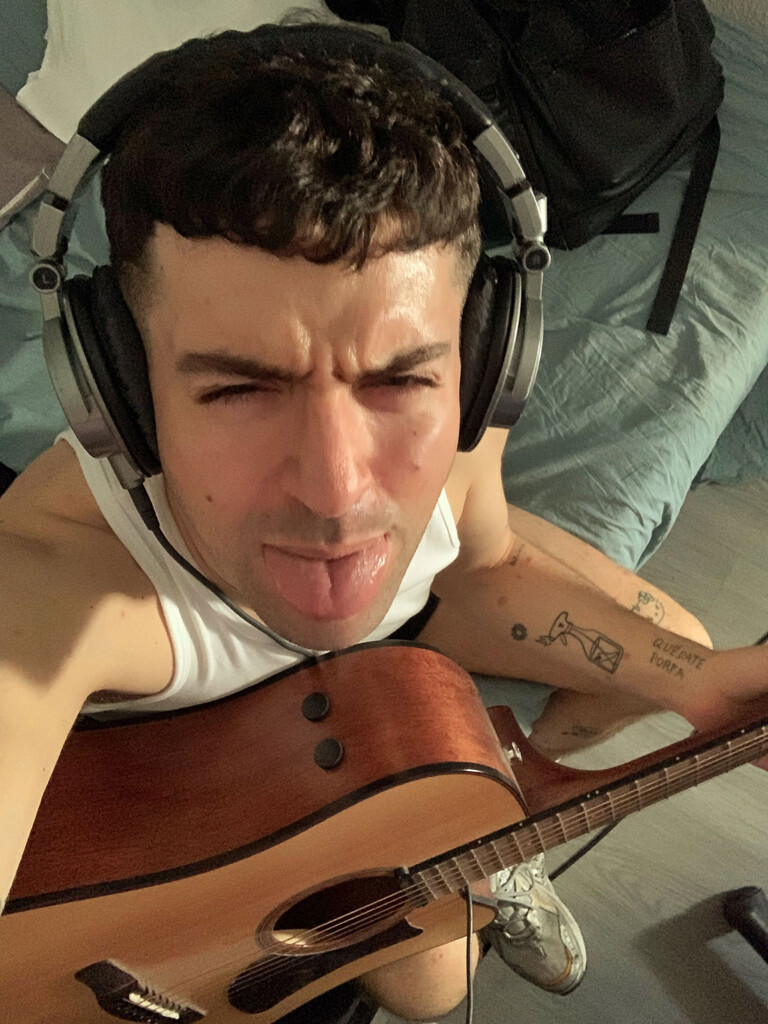 El artista LGTBI Pablo Romo lanza su primer álbum, 'OVNI'.