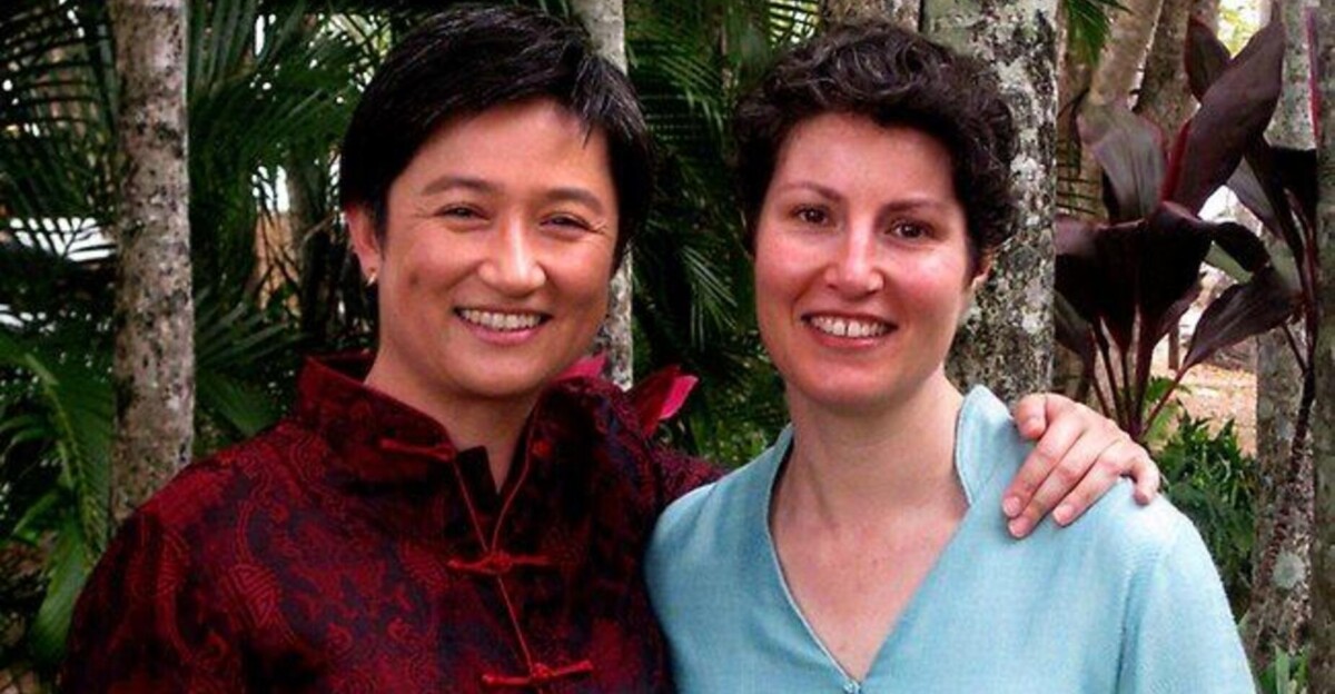 Penny Wong (i) con su mujer Sophie Allouache