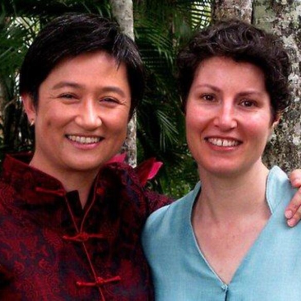 La primera senadora de Australia, abiertamente lesbiana, se casa con su novia