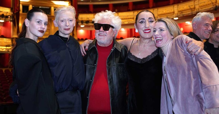 ¿Qué hace Almodóvar con sus chicas en el escenario del Teatro Real?