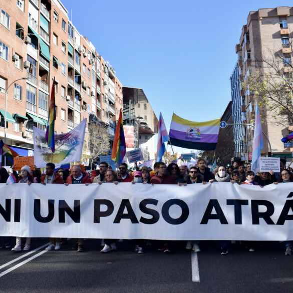 El Gobierno le pide a Isabel Díaz Ayuso que cambie sus leyes trans y LGTBI