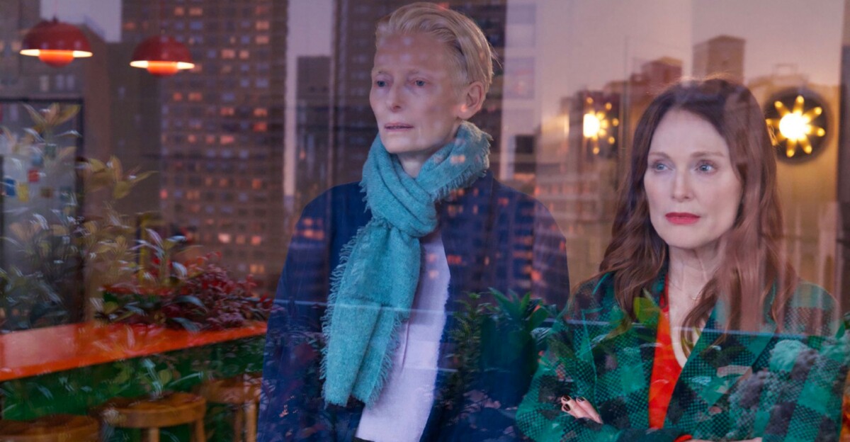 Tilda Swinton y Julianne Moore en 'La habitación de al lado'.