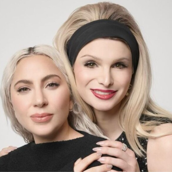 Lady Gaga defiende a una influencer trans de las críticas por compartir una foto con ella en el Día de la Mujer