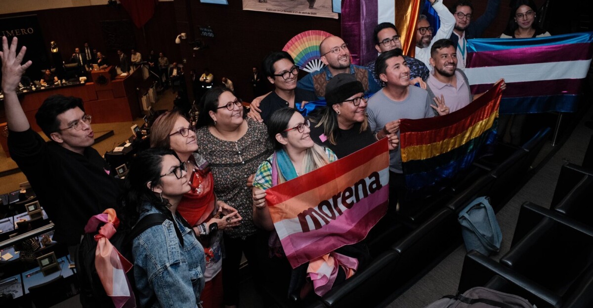 Temíscoles Villanueva junto a sus compañeros de partido celebrando la reforma
