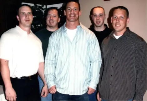 John Cena junto a sus hermanos (Steve es el segundo por la izquierda)