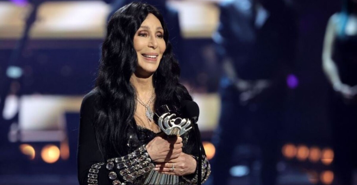 Cher recibe el premio Icon en los iHeartRadio Awards.