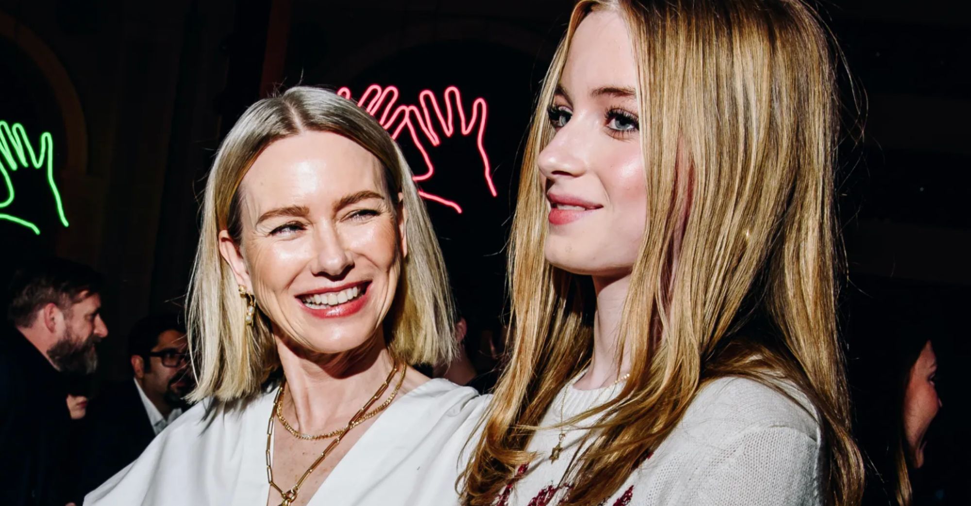 La actriz Naomi Watts acude orgullosa a un desfile con su hija trans de