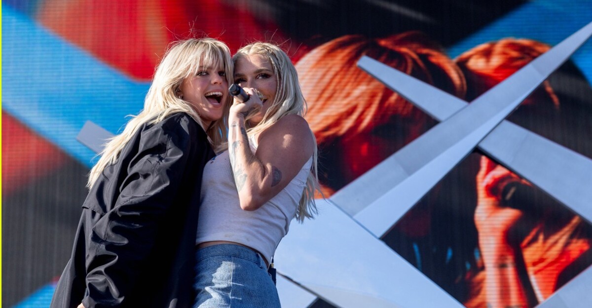 Reneé Rapp actuando en Coachella junto a Kesha