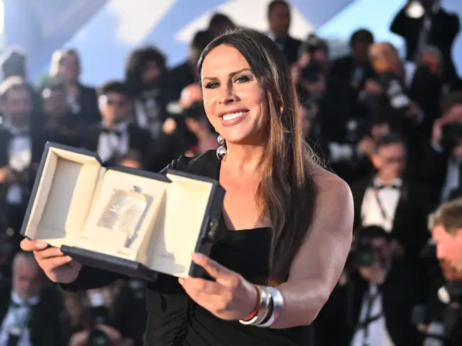 Karla Sofía Gascón con su premio en Cannes