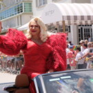 Una famosa drag queen de la ciudad en el desfile.