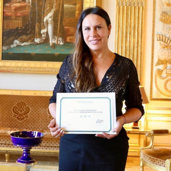 Karla Sofía Gascón, condecorada con la Orden de las Artes y las Letras en Francia