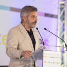 El Director General Julio del Valle da la bienvenida en los Reconocimientos Arcoíris 2024