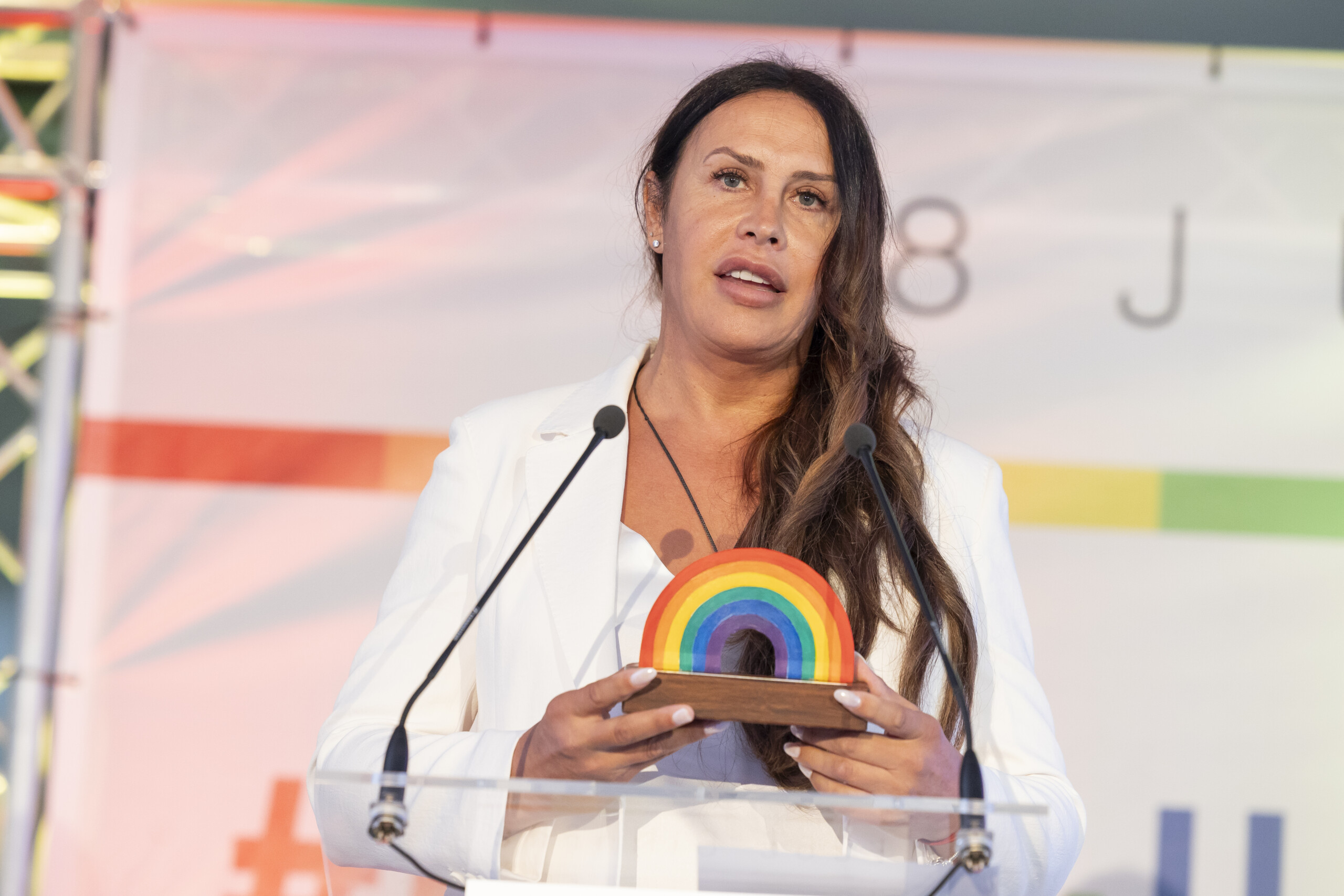 La Ministra de Igualdad Ana Redondo entrega el Reconocimiento Arcoíris 2024 a la actriz Karla Sofía Gascón.