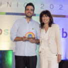 La Ministra de Igualdad Ana Redondo entrega el Reconocimiento Arcoíris a Google.