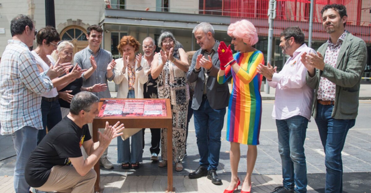 Una placa en la Rambla de Santa Mònica conmemora la primera manifestación LGTBI