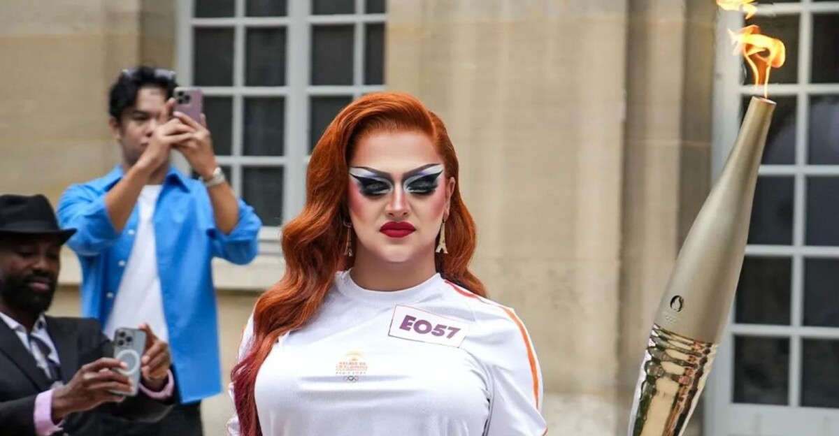 Una drag queen francesa porta la antorcha olímpica en París y desata la polémica
