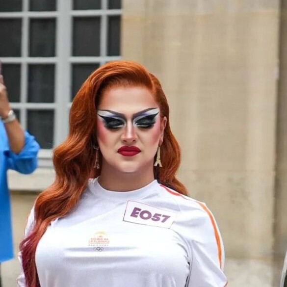 Una drag queen francesa porta la antorcha olímpica en París y desata la polémica
