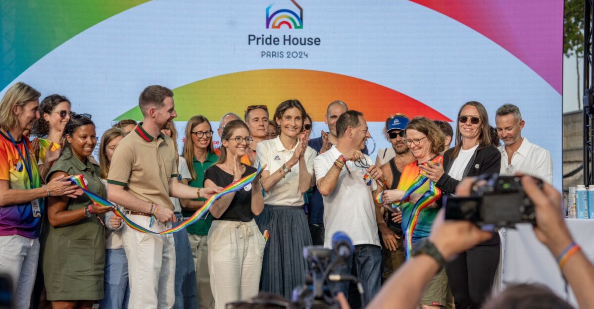 Corte de cinta en la inauguración de la Pride House 2024