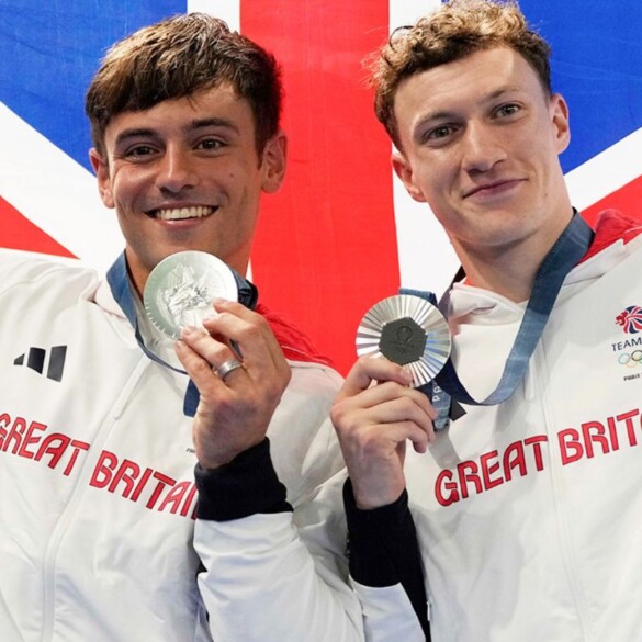 Tom Daley celebra la medalla de plata en los Juegos Olímpicos de París con una toalla bien orgullosa