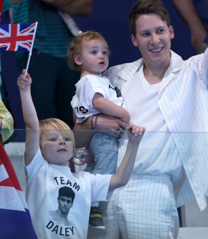 Tom Daley celebra la medalla de plata en los Juegos Olímpicos de París con una toalla bien orgullosa