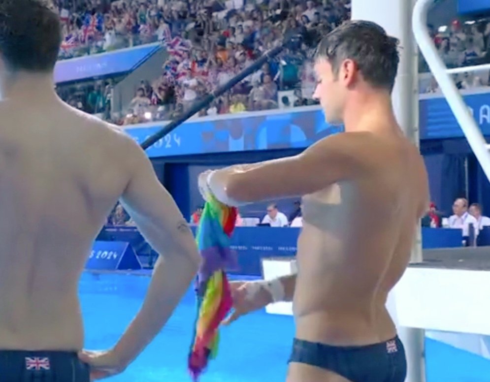 Tom Daley con su toalla arcoíris en los Juegos Olímpicos de París