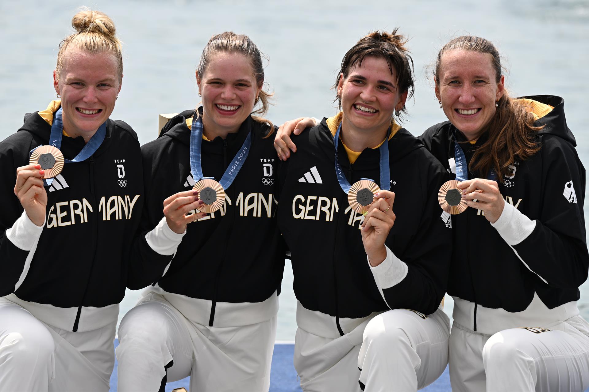 Tabea Schendekehl (tercera desde la izquierda)