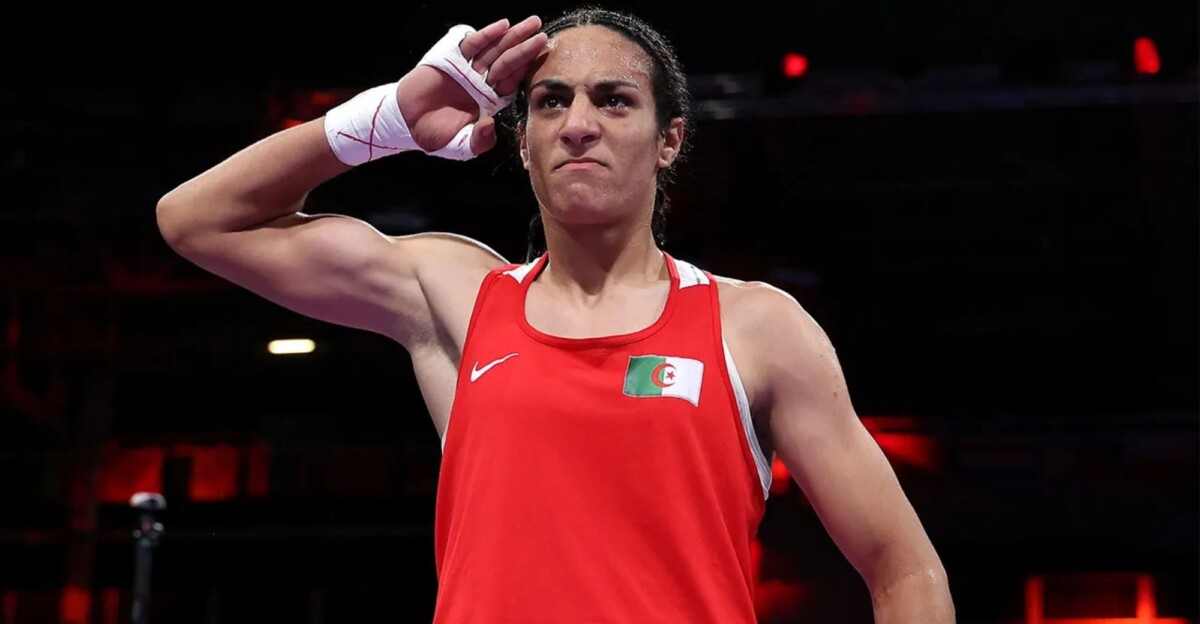 La boxeadora argelina celebra su paso a semifinales de los JJOO de París 2024.