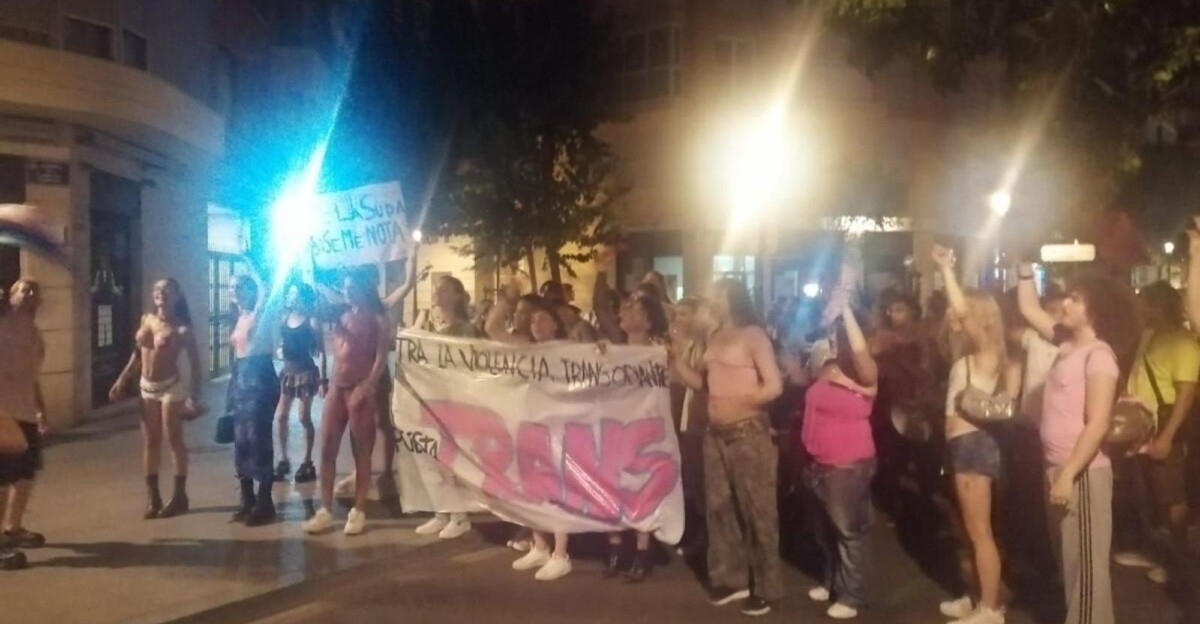 Manifestantes en la protesta contra la LGTBIfobia