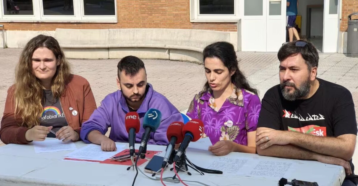 Ren Bragado junto a representantes de ESK y del colectivo trans