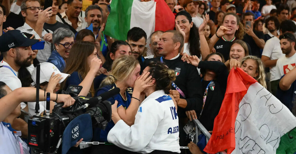 La judoca italiana besa a su novia tras ganar el oro