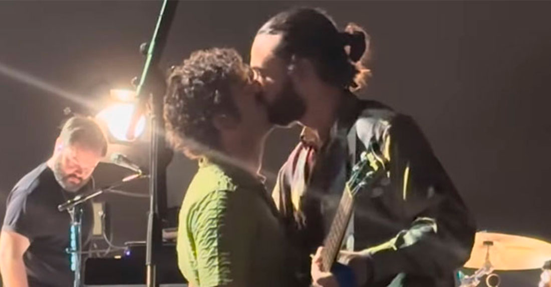 El beso de The 1975 que ha desatado la homofobia.