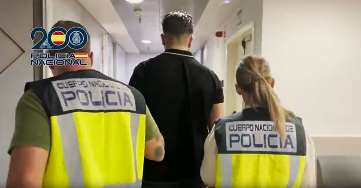 Uno de los cuatro detenidos es trasladado