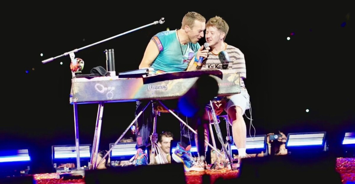 Chris Martin junto a James cantando Magic