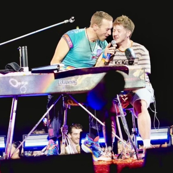 El emotivo momento de Chris Martin (Coldplay) con un fan trans durante un concierto que se ha hecho viral