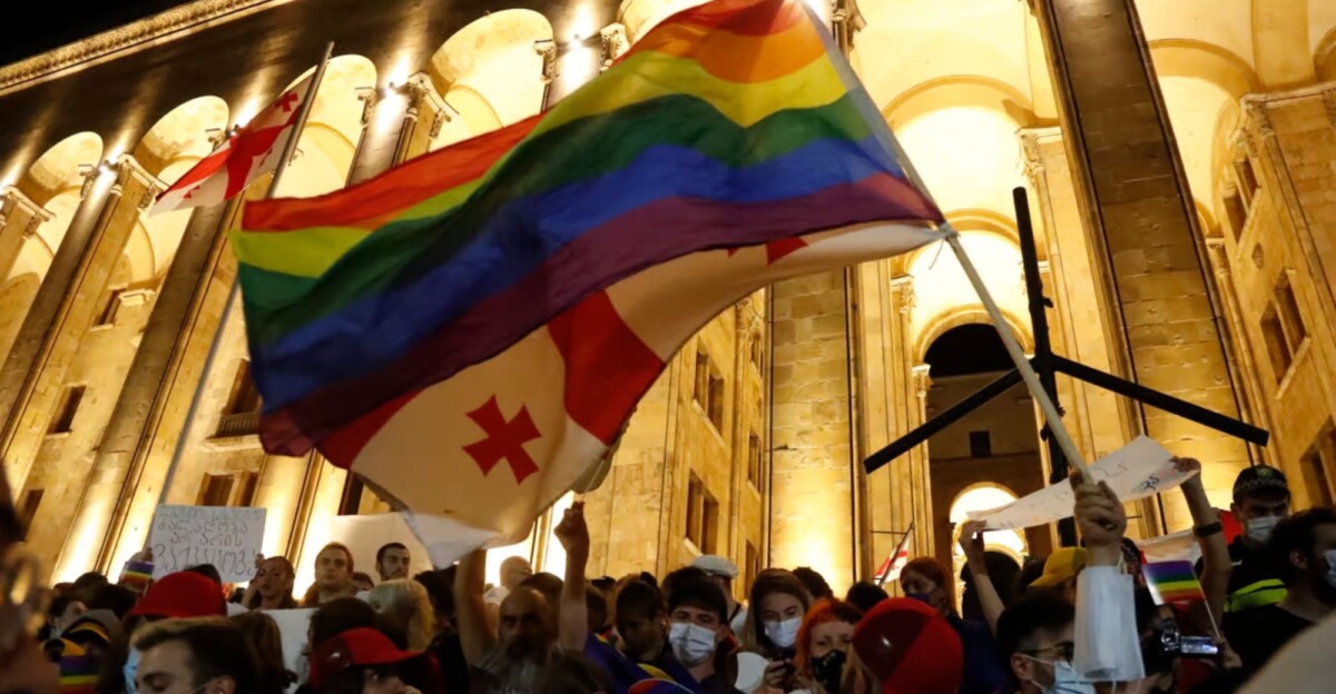 La bandera de Georgia junto a la LGTBI