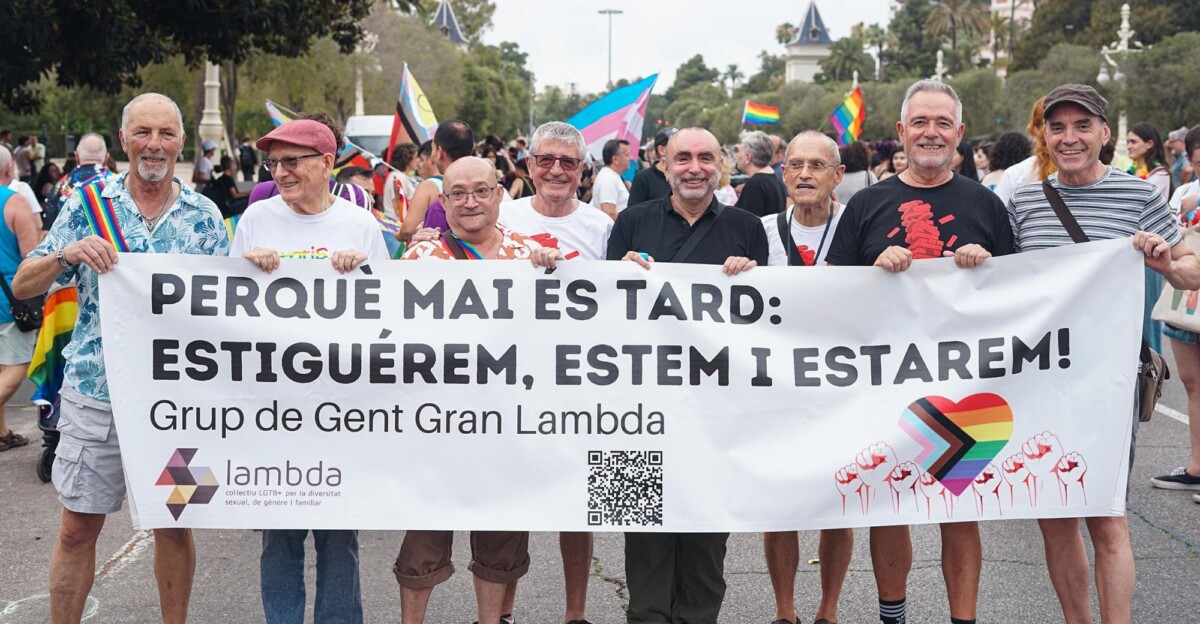 Grupo de personas mayores LGTBI+ en el Orgullo 2024 en Valencia